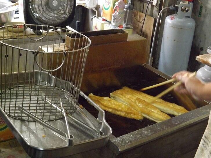 油條英文稱為 fried bread stick